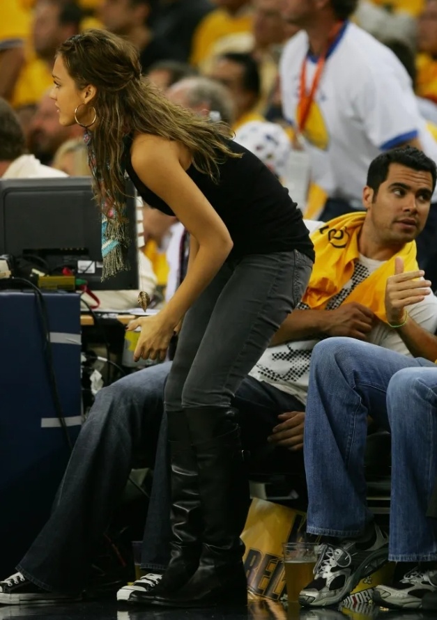 甘超对阿奇姆彭做闭嘴手势，钟义浩扳平比分后做同样手势回击