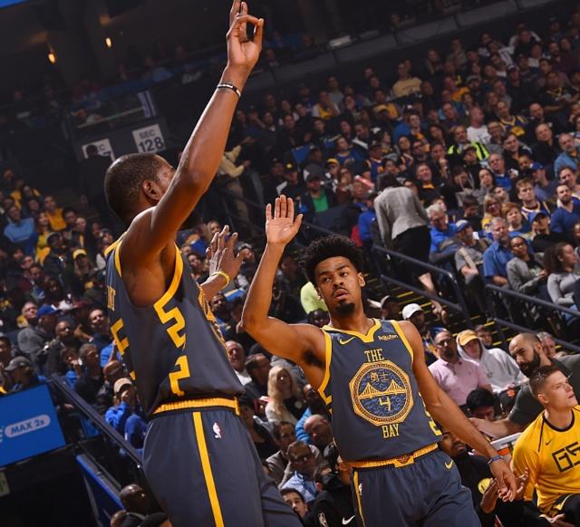 快攻判断教科书！詹姆斯跑位预判 反击效率拉满