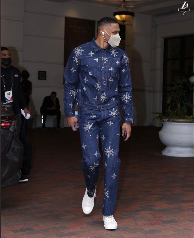 王曼昱3-0横扫李恩惠，发挥稳定，技术多样，孙颖莎等队友观战学习。