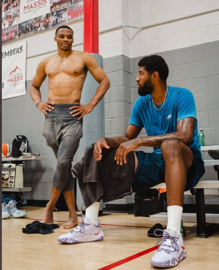 虽然库里超越雷阿伦成历史第一射手，但雷阿伦的投篮姿势更为标准