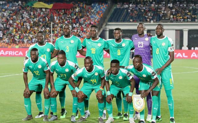 詹姆斯关键时刻连拿10分创赛季新高，头戴皇冠引球迷欢呼模仿